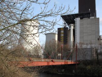 Leidingbrug van het energiecentralecomplex Berlin-Lichterfelde over het Teltowkanaal