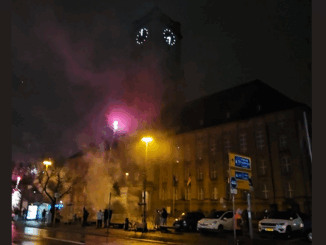 Vuurwerk en rook tijdens de oudejaarsnacht bij Rathaus Schöneberg in Berlijn