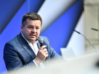 Sven Schulze spreekt tijdens de EPP Political Assembly in München