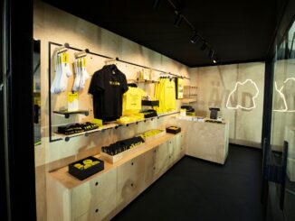 Interieur van de ‘The Länd’-webshop met merchandise zoals T-shirts en hoodies in Baden-Württemberg