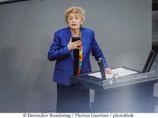 Holocaust-overlevende Tova Friedman spreekt tijdens de jaarlijkse herdenking in de Duitse Bondsdag