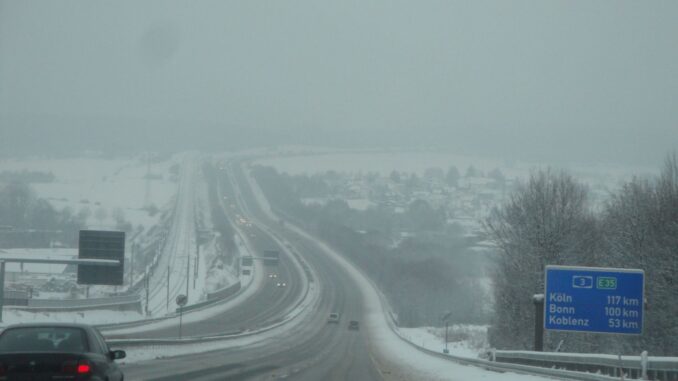 Besneeuwde A3 in Duitsland tussen Frankfurt en Keulen tijdens winterweer