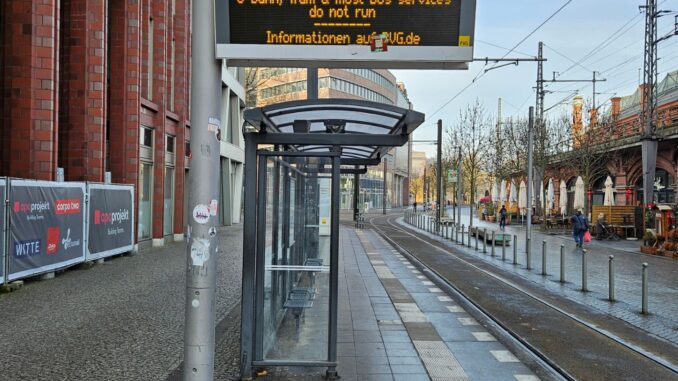 Digitale halte-informatie bij Hackescher Markt in Berlijn met melding van BVG-staking