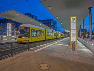 Tram van de BVG bij een halte in Berlijn, onderdeel van het openbaar vervoer