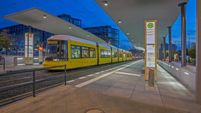 Tram van de BVG bij een halte in Berlijn, onderdeel van het openbaar vervoer
