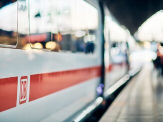 ICE-trein van Deutsche Bahn met zichtbaar DB-logo op perron in Keulen
