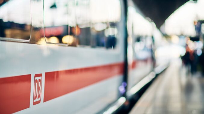 ICE-trein van Deutsche Bahn met zichtbaar DB-logo op perron in Keulen