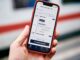 Smartphone met de DB Navigator-app van Deutsche Bahn tijdens een DDoS-aanval op de digitale systemen