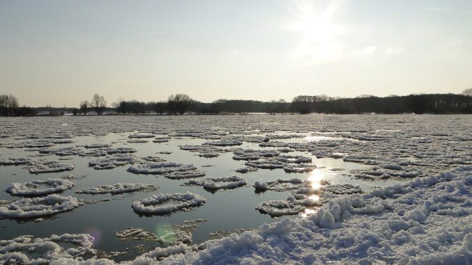 Ijsvorming op de rivier de Elbe bij Dömitz tijdens een strenge winter in Mecklenburg-Voor-Pommeren