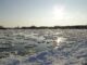 Ijsvorming op de rivier de Elbe bij Dömitz tijdens een strenge winter in Mecklenburg-Voor-Pommeren