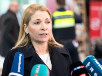 DB-topvrouw Evelyn Palla spreekt de pers toe in Berlin Hauptbahnhof na de dodelijke aanval op een conducteur