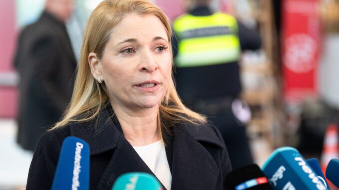 DB-topvrouw Evelyn Palla spreekt de pers toe in Berlin Hauptbahnhof na de dodelijke aanval op een conducteur