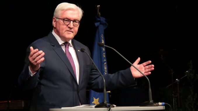 Frank-Walter Steinmeier spreekt tijdens een bezoek aan Kulturwerk Wissen in Rijnland-Palts in maart 2018