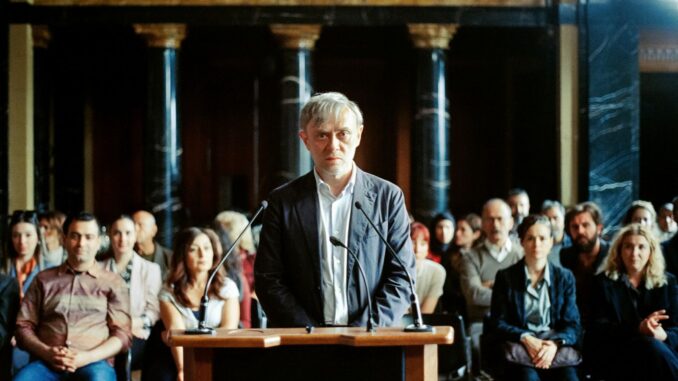 Scène uit Gelbe Briefe van İlker Çatak: Tansu Biçer staat in een rechtszaal tijdens de Berlinale 2026