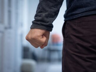 Gebalde vuist als symbool voor huiselijk geweld en dreiging in Duitsland