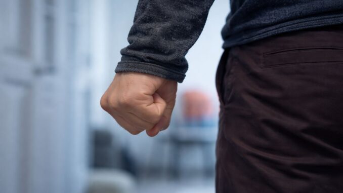 Gebalde vuist als symbool voor huiselijk geweld en dreiging in Duitsland
