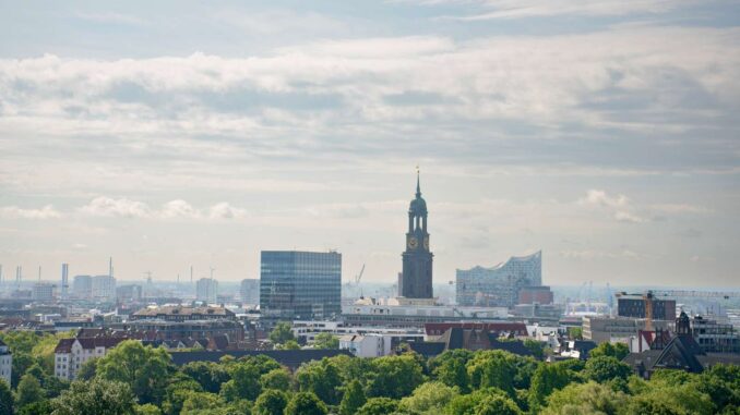 Uitzicht over Hamburg met de Sint-Michielskerk en de Elbphilharmonie op de achtergrond