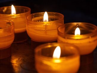 Brandende kaarsen tijdens een herdenking na een dodelijk geweldsincident in Duitsland