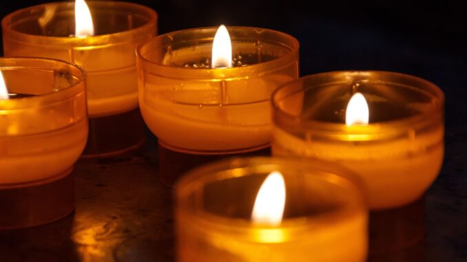 Brandende kaarsen tijdens een herdenking na een dodelijk geweldsincident in Duitsland