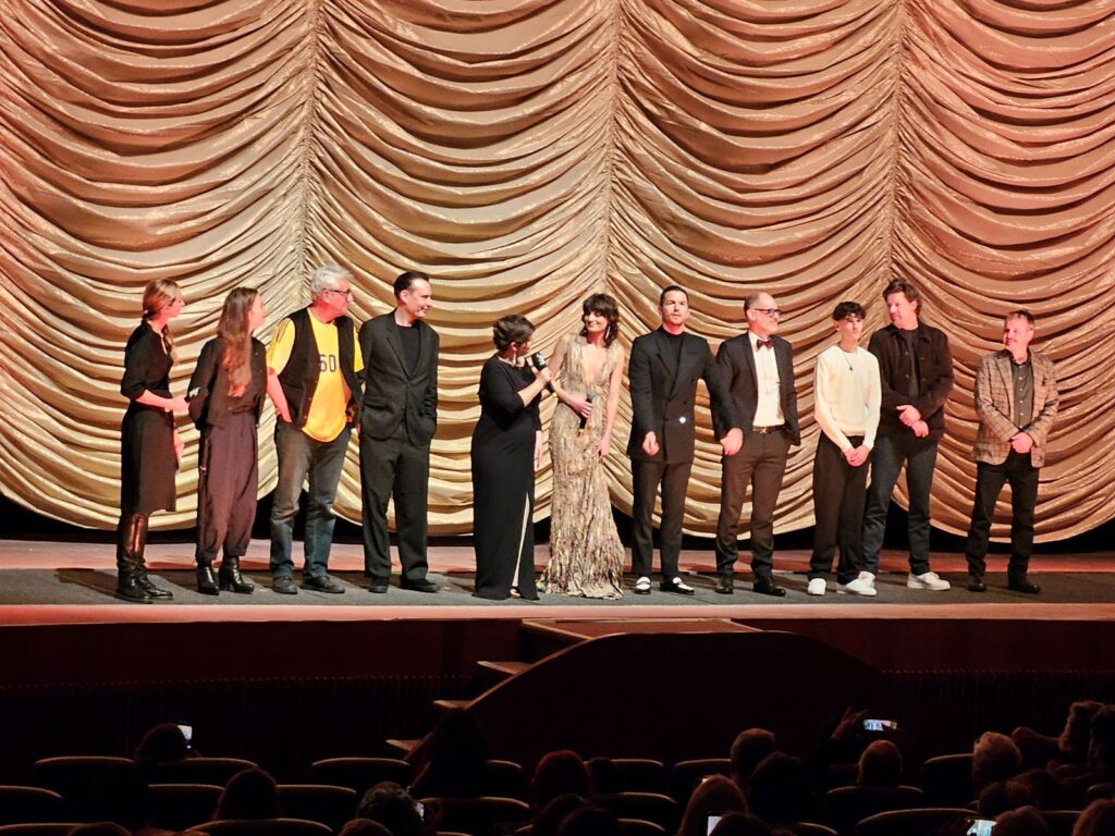 Regisseur Teodora Ana Mihai en de cast van ‘Heysel 85’ op het podium van de Zoopalast na de wereldpremière op de Berlina