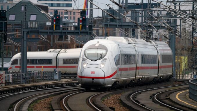 ICE 3neo (Baureihe 408) van Deutsche Bahn op de Berliner Stadtbahn in Berlijn