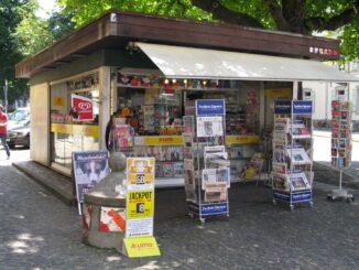Kiosk in Freiburg im Breisgau met kranten en tijdschriften in de verkoop