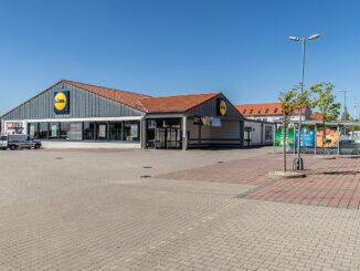 Lidl-supermarkt aan de Hallesche Straße 64 in Schkeuditz, Duitsland, april 2023