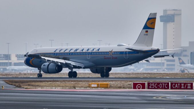 Lufthansa Airbus A321-200 met speciale ‘Super Star’-beschildering op luchthaven Frankfurt