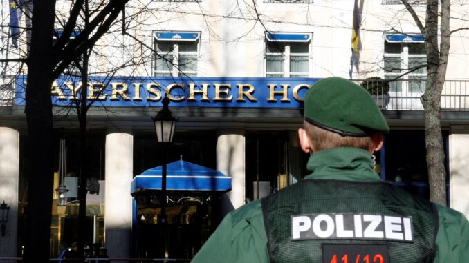 Politiebeveiliging bij het Hotel Bayerischer Hof tijdens de Münchner Sicherheitskonferenz in München