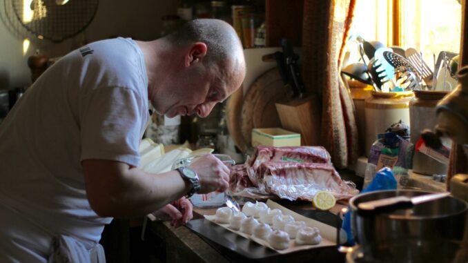 Oudere werknemer aan het werk in Duitsland