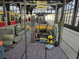 Afgezette roltrap op station Friedrichstrasse in Berlijn tijdens onderhoudswerkzaamheden