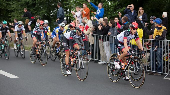 Peloton van de Tour de France tijdens een etappe in Duitsland