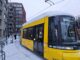 Gele BVG-tram bij Hackescher Markt in Berlijn tijdens winterse omstandigheden