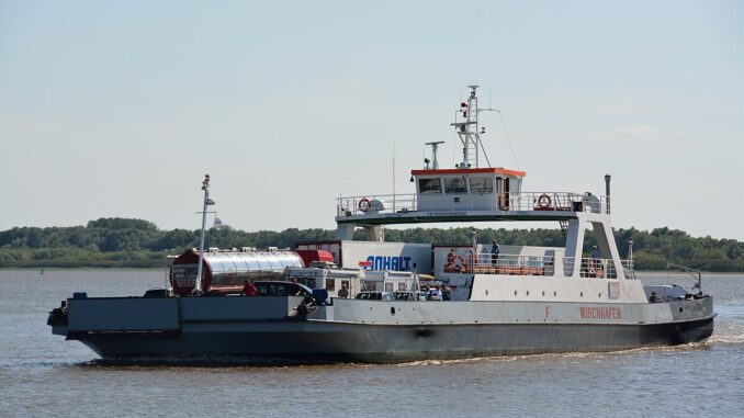 Veerboot tussen Glückstadt en Wischhafen op de Elbe bij rustig weer