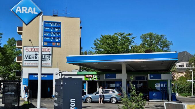Aral tankstation in Berlijn met actuele benzine- en dieselprijzen boven 2 euro per liter