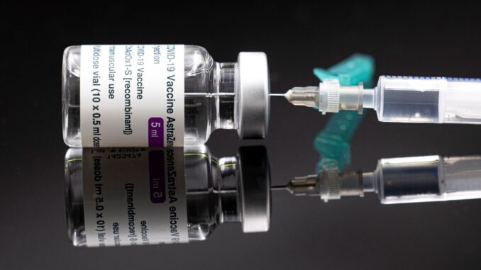Injectiespuit met het AstraZeneca coronavaccin Vaxzevria