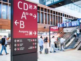 Terminalhal van luchthaven BER in Berlijn met bewegwijzering naar gates en uitgang