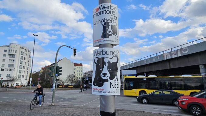 Poster van Berlin werbefrei aan lantaarnpaal bij Innsbrucker Platz in Berlijn