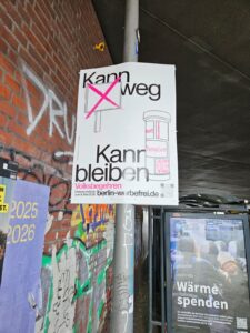 Poster van het Volksbegehren Berlin werbefrei met de tekst “Kann weg / Kann bleiben” bij Innsbrucker Platz in Berlijn