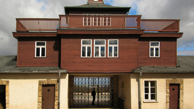 De toegangspoort van het voormalige concentratiekamp Buchenwald nabij Weimar