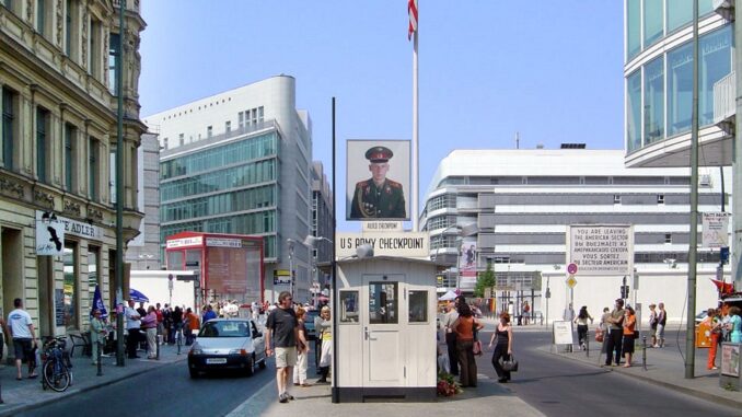 Checkpoint Charlie in Berlijn, voormalige grensovergang tussen Oost- en West-Berlijn tijdens de Koude Oorlog