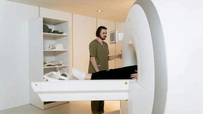 Patiënt ondergaat CT-scan in ziekenhuis voor medische screening