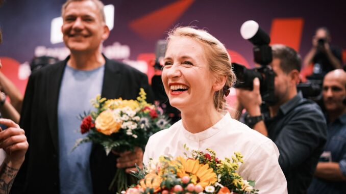 Ines Schwerdtner en Jan van Aken na hun verkiezing tot partijleiders van Die Linke in 2024