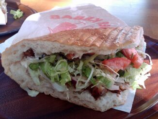 Döner kebab met salade en vlees in een broodje in Berlijn
