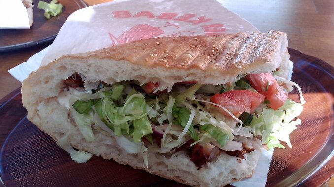 Döner kebab met salade en vlees in een broodje in Berlijn