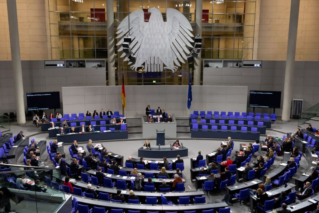 Plenaire zaal van de Duitse Bundestag in Berlijn tijdens een parlementaire vergadering