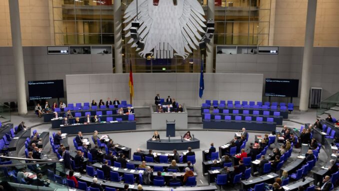 Plenaire zaal van de Duitse Bundestag in Berlijn tijdens een parlementaire vergadering