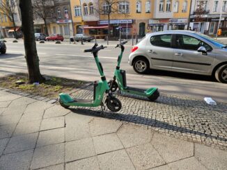 Twee geparkeerde e-steps op de stoep in Berlijn, bron van discussie over aansprakelijkheid en verkeersveiligheid