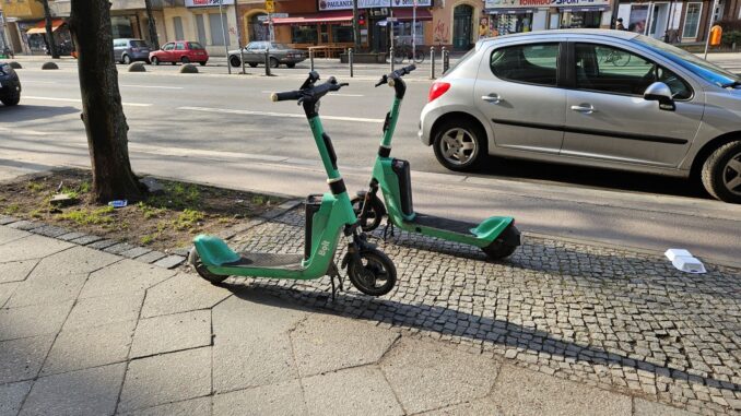 Twee geparkeerde e-steps op de stoep in Berlijn, bron van discussie over aansprakelijkheid en verkeersveiligheid