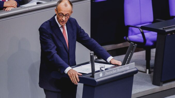 Bondskanselier Friedrich Merz spreekt achter het spreekgestoelte in de Duitse Bondsdag in Berlijn